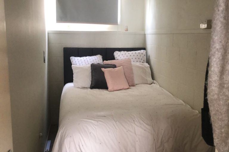 Photo of property in 21 Battle Place, Glenfield, Auckland, 0629