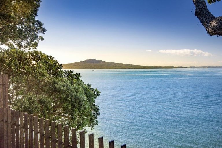 Photo of property in 84a Vauxhall Road, Narrow Neck, Auckland, 0624