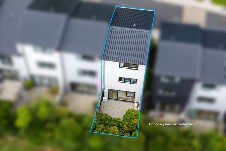 Photo of property in 22 Tokai Place, Glen Eden, 0602