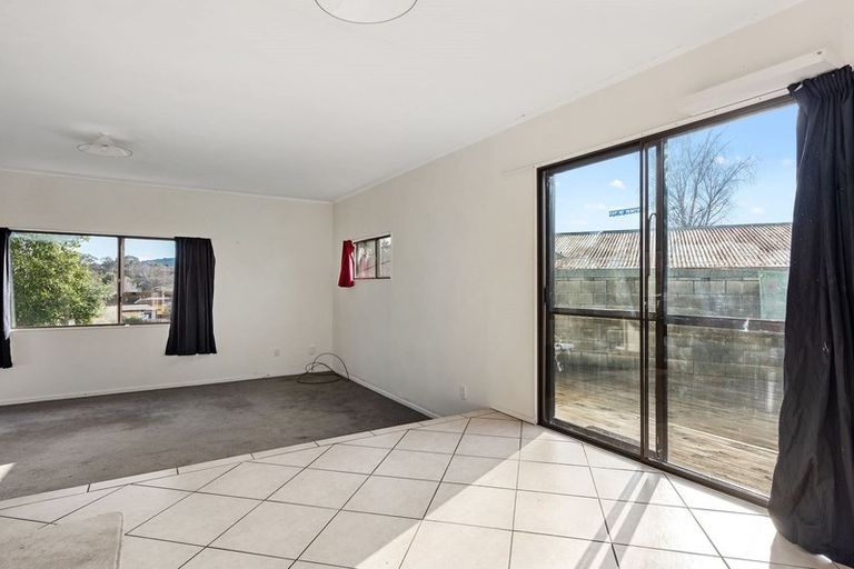 Photo of property in 5 Edelweiss Grove, Timberlea, Upper Hutt, 5018