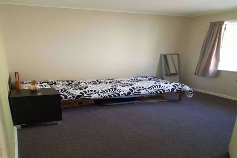 Photo of property in 15 Lyndfield Lane, Newlands, Wellington, 6037