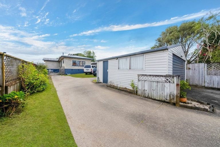 Photo of property in 16 Waterview Road West, Stanley Point, Takanini, 0624