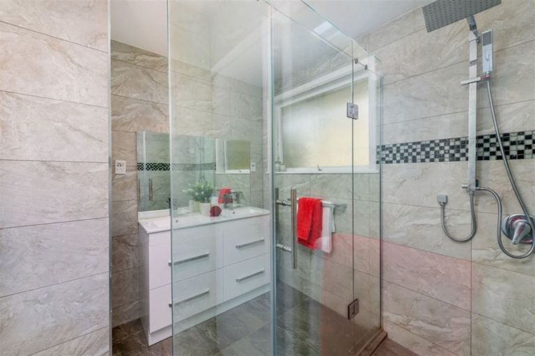 Photo of property in 2 Taioma Crescent, Te Atatu Peninsula, Auckland, 0610