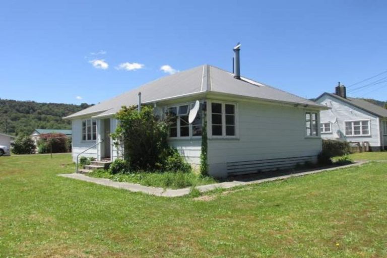 Photo of property in 19 Victory Street, Reefton, 7830
