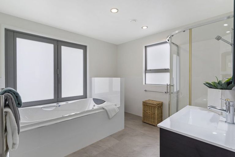 Photo of property in 4 Ravello Rise, Flat Bush, Auckland, 2019