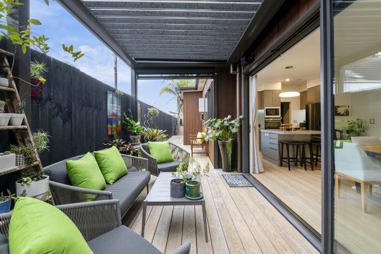 Photo of property in 136 East Coast Road, Forrest Hill, Auckland, 0620