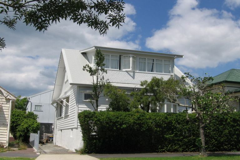 Photo of property in 10 Kiwi Road, Stanley Point, Auckland, 0624