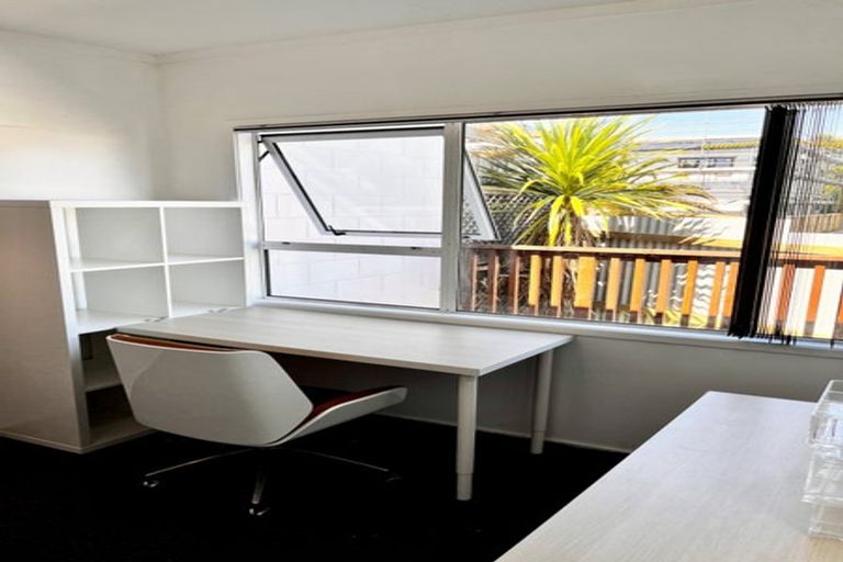 Photo of property in 4/304 Great North Road, Henderson, Auckland, 0612