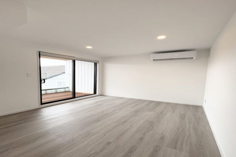 Photo of property in 12e Elcoat Avenue, Te Atatu South, Auckland, 0610