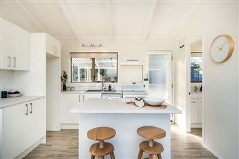 Photo of property in 1/18 Glenfield Road, Birkenhead, Auckland, 0626