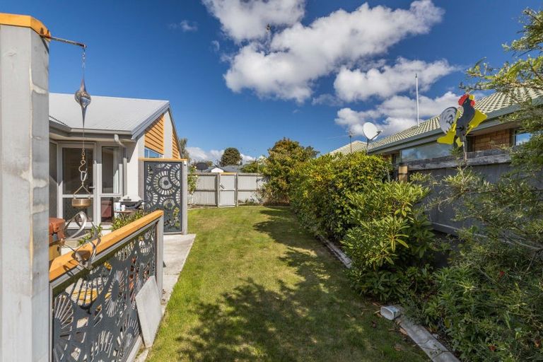 Photo of property in 2a Rue De La Mare, Parklands, Christchurch, 8083