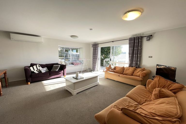 Photo of property in 2/14 Camilla Grove, Totara Vale, Auckland, 0629