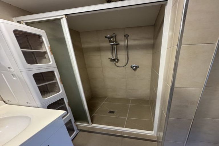 Photo of property in 18 Normanton Street, Glenfield, Auckland, 0629