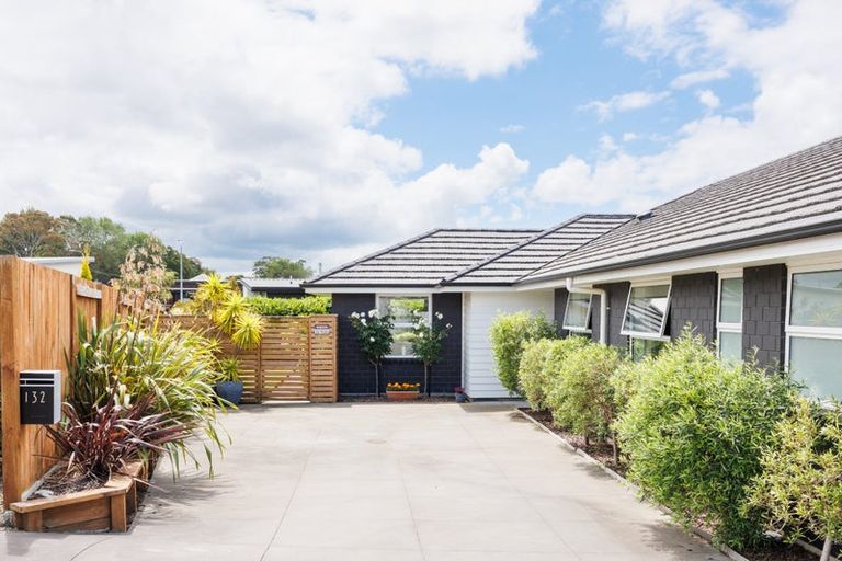 Photo of property in 132 Johnstone Drive, Fitzherbert, Palmerston North, 4410