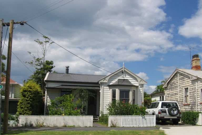 Photo of property in 14 Kiwi Road, Stanley Point, Auckland, 0624