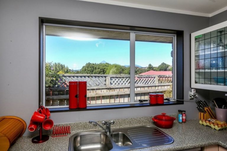 Photo of property in 9 Fantome Place, Whalers Gate, New Plymouth, 4310