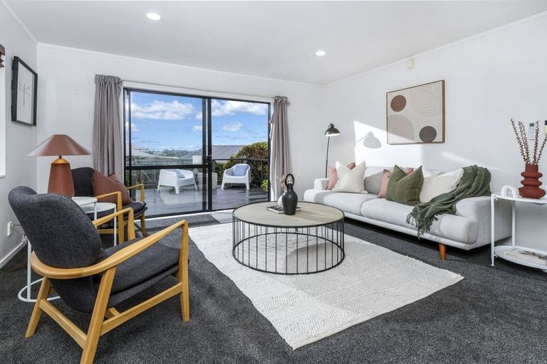 Photo of property in 2/23 Heathglen Place, Bayview, Auckland, 0629