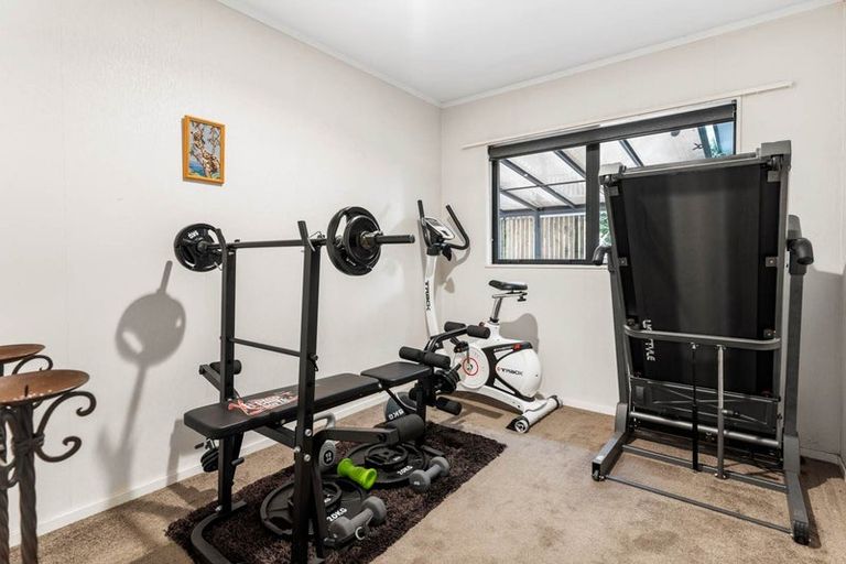 Photo of property in 21 Waterview Road West, Stanley Point, Auckland, 0624