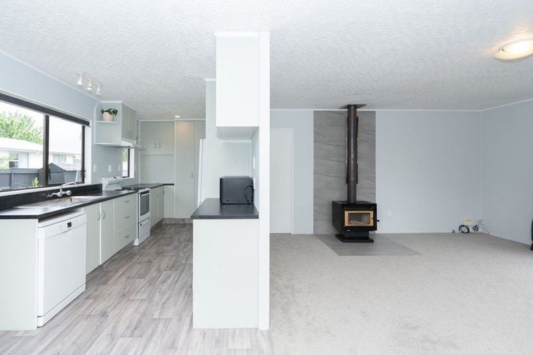 Photo of property in 2 Millar Place, Nawton, Hamilton, 3200