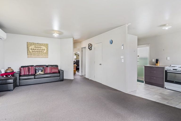 Photo of property in 17 Roick Parade, Glen Eden, Auckland, 0602
