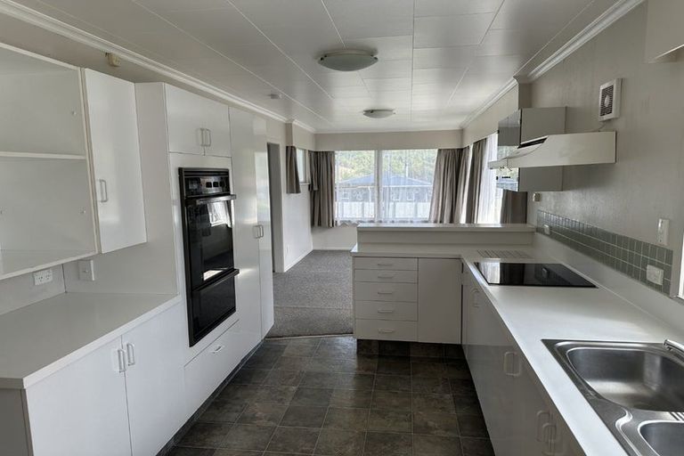 Photo of property in 128 Waikawa Road, Picton, 7220