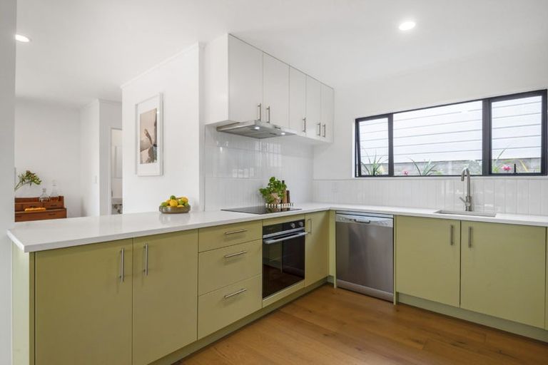 Photo of property in 2/12 Helicon Place, Totara Vale, Auckland, 0629