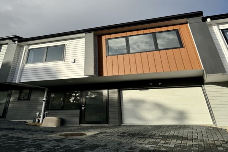 Photo of property in 5/16 Buisson Glade, West Harbour, Auckland, 0618