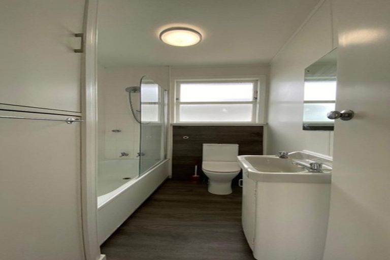Photo of property in 1/2 Scarboro Terrace, Murrays Bay, Auckland, 0630