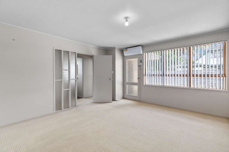 Photo of property in 1/41 Challen Close, Conifer Grove, Takanini, 2112