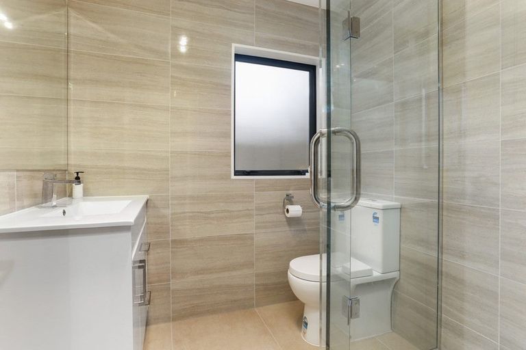 Photo of property in 4225d Great North Road, Glendene, Auckland, 0602