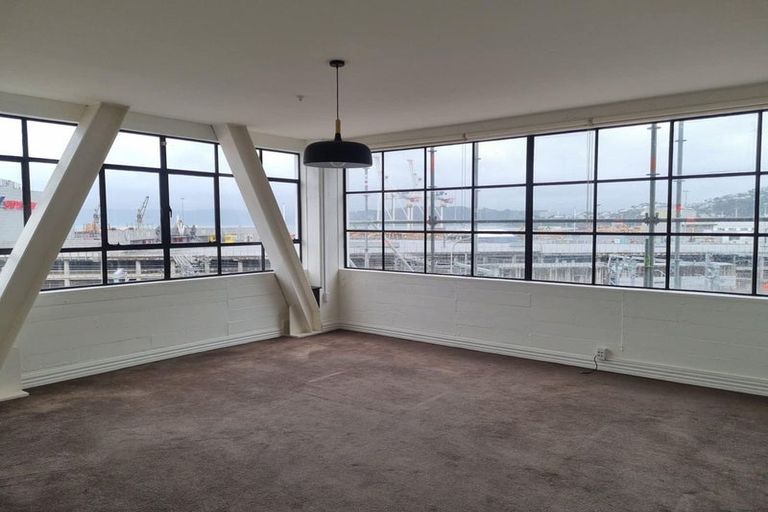 Photo of property in Endeavour Apartments, 10/125 Thorndon Quay, Pipitea, Wellington, 6011