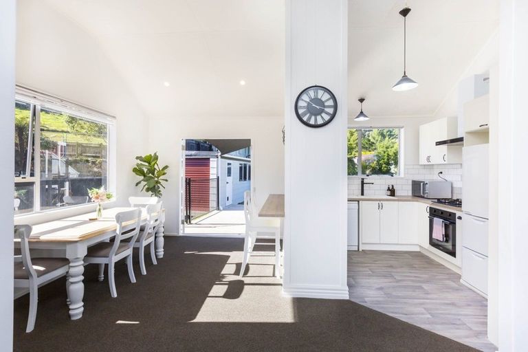 Photo of property in 15 Edelweiss Grove, Timberlea, Upper Hutt, 5018