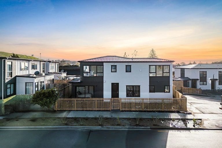 Photo of property in 1/32 Tapuwae Way, Mangere Bridge, 2022