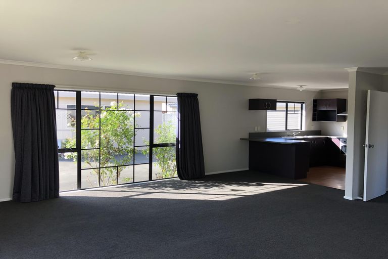 Photo of property in 8 Tiraumea Street, Palmerston North, 4410