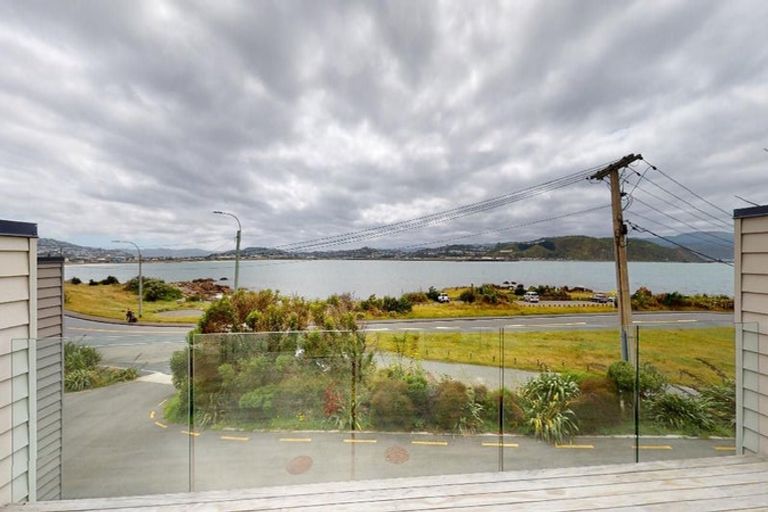 Photo of property in 352 Queens Drive, Lyall Bay, Wellington, 6022