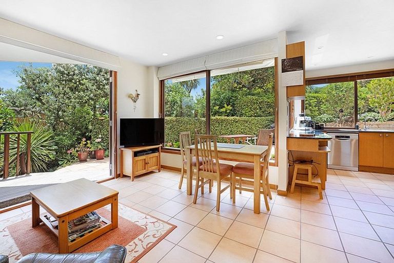 Photo of property in 1/142 Aberdeen Road, Campbells Bay, Auckland, 0620