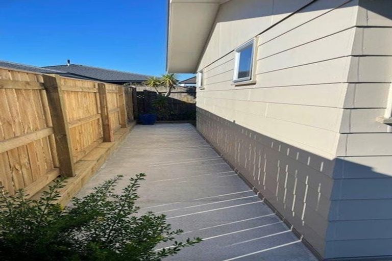 Photo of property in 1a Saint Vincent Way, Waikanae, 5036
