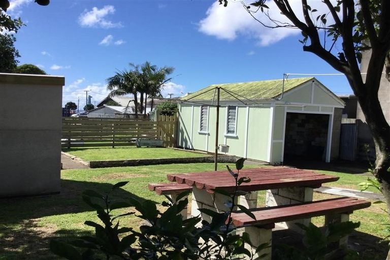 Photo of property in 4 Harbour Street, Moturoa, New Plymouth, 4310