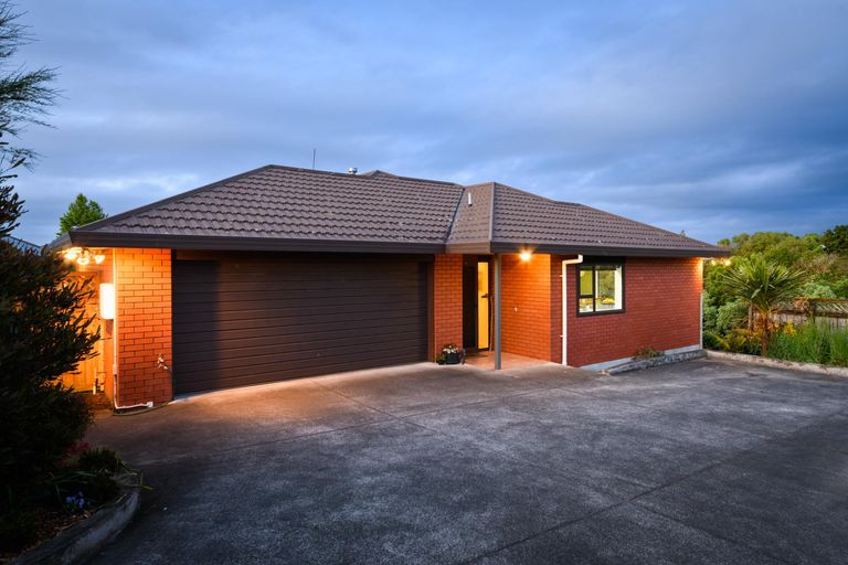 Photo of property in 11 Greenwood Place, Fitzherbert, Palmerston North, 4410