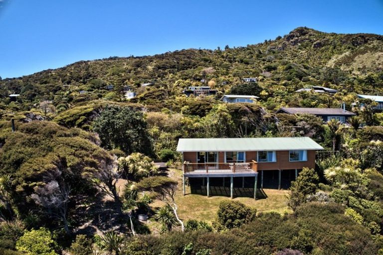 Photo of property in 105 Seaview Road, Piha, 0772