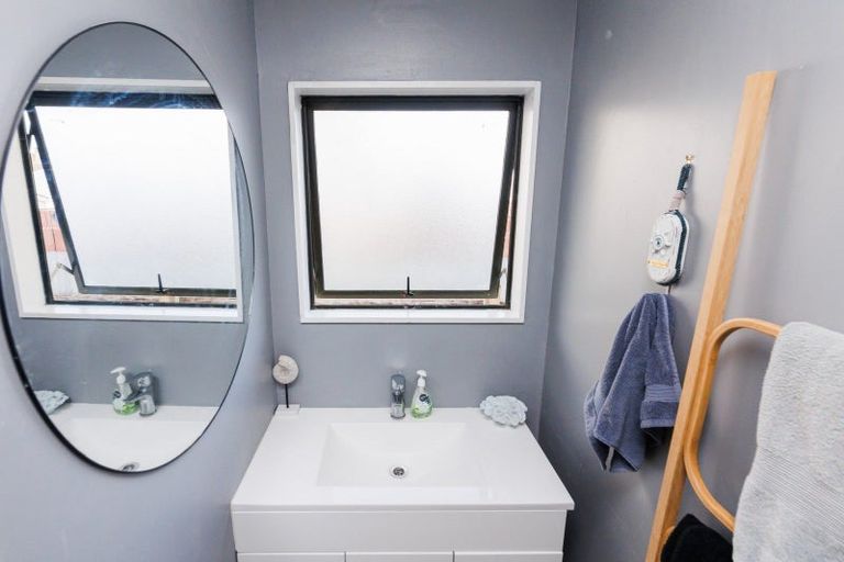 Photo of property in 1 Crewe Crescent, Hokowhitu, Palmerston North, 4410