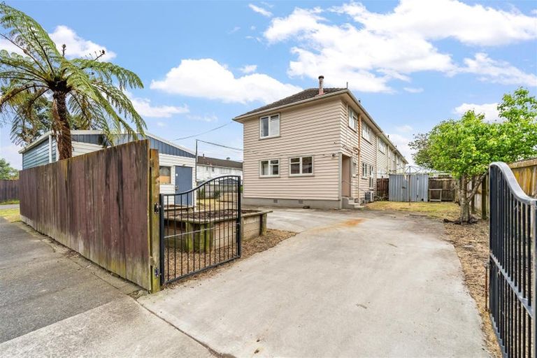 Photo of property in 104 Whites Line East, Waiwhetu, Lower Hutt, 5010