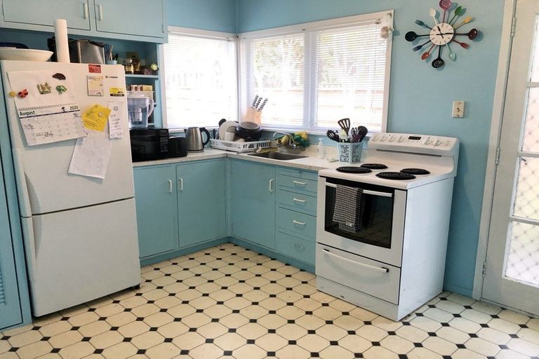 Photo of property in 2/8 Anne Road, Hillcrest, Auckland, 0627