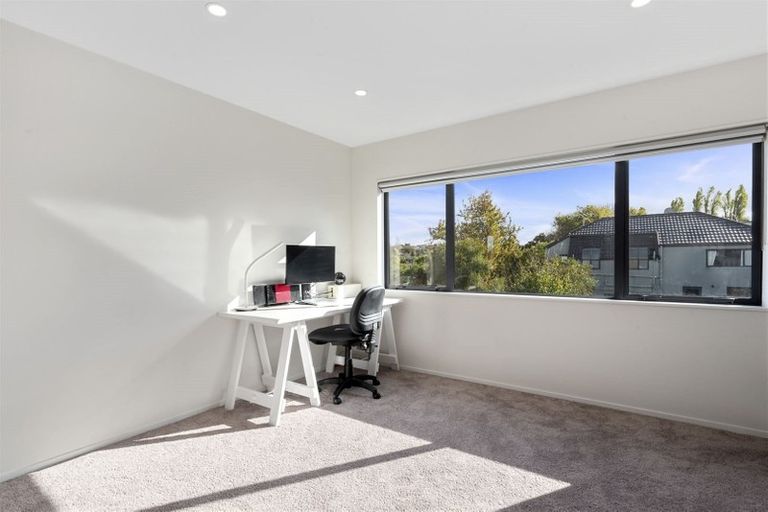 Photo of property in 2/8 Dallinghoe Crescent, Milford, Auckland, 0620