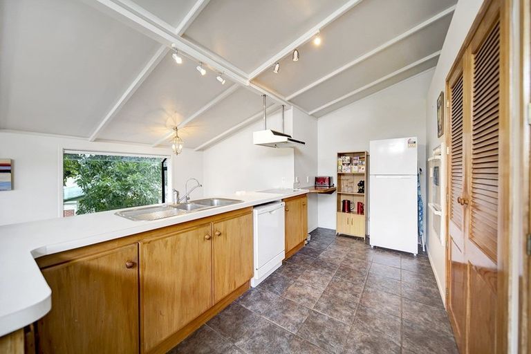 Photo of property in 79 Cascades Road, Pakuranga Heights, Auckland, 2010