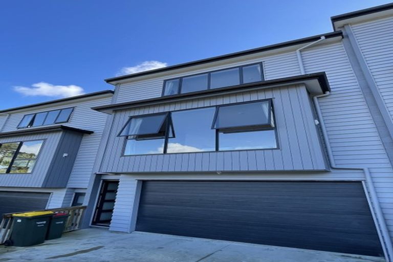 Photo of property in 3/4 Mcquoid Place, Glenfield, Auckland, 0629