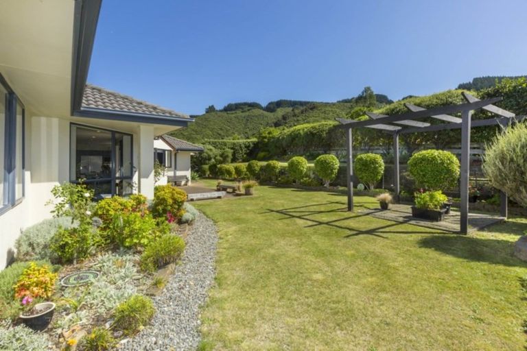 Photo of property in 14 Grace Nicholls Grove, Riverstone Terraces, Upper Hutt, 5018
