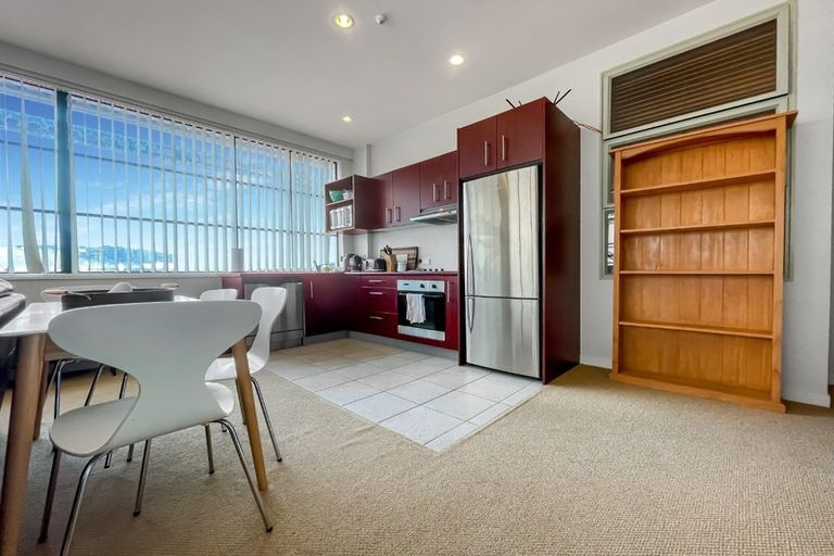 Photo of property in Endeavour Apartments, 16/125 Thorndon Quay, Pipitea, Wellington, 6011
