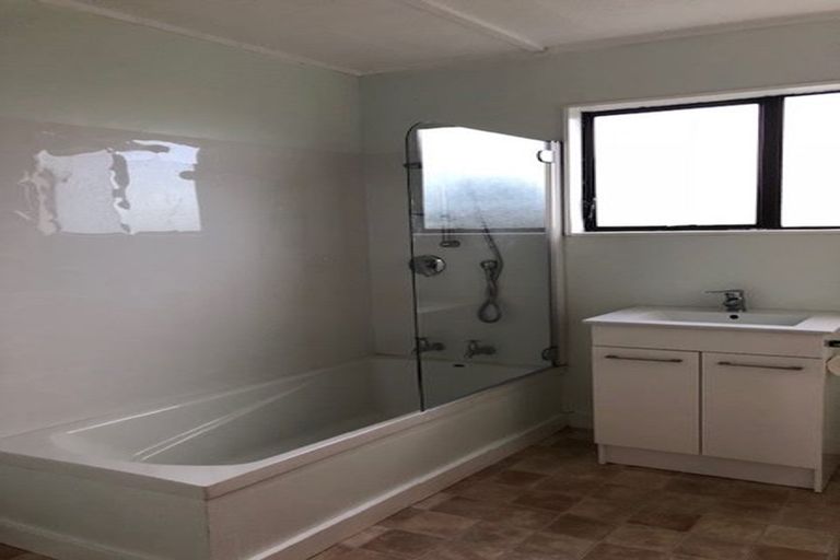 Photo of property in 26 Cheltenham Terrace, Newlands, Wellington, 6037