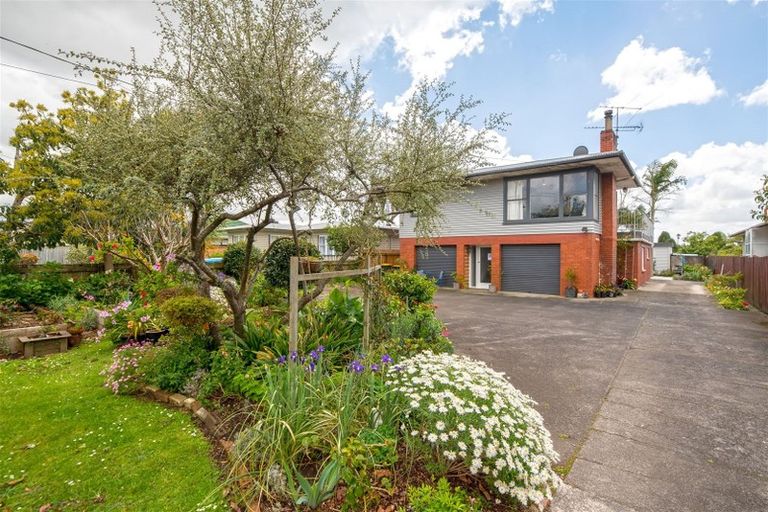 Photo of property in 19 Yeovil Road, Te Atatu Peninsula, Auckland, 0610